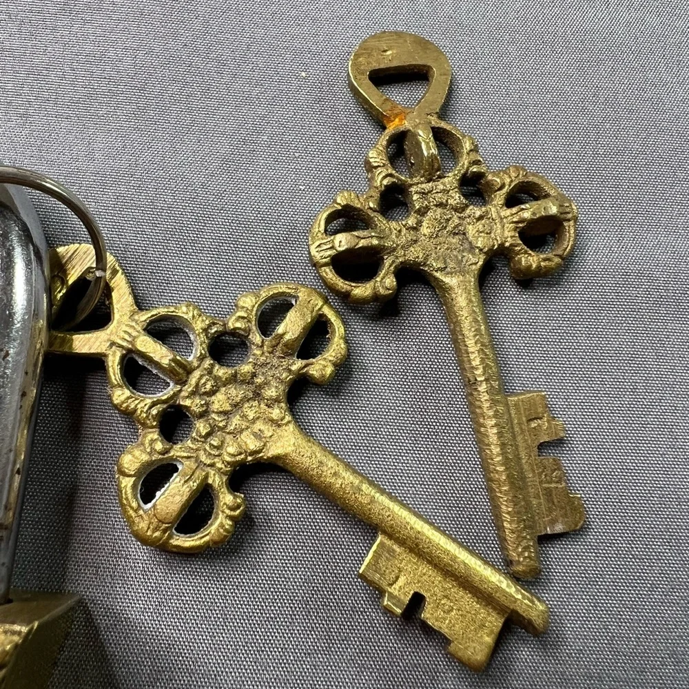 Vintage Solid Brass Indian Padlock w/ Keys – Hindu Motif – Heavy Decorative Lock - Picture 2 of 11